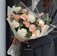 Нежный букет с гвоздиками и эвкалиптом 544