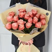 19 пионовидных роз Кахала в упаковке