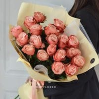 19 пионовидных роз Кахала в упаковке