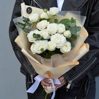 Белые кустовые пионовидные розы с эвкалиптом #592