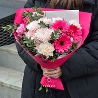 Сборный букет с малиновыми герберами 672