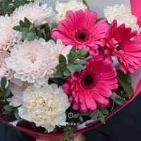 Сборный букет с малиновыми герберами 672