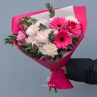 Сборный букет с малиновыми герберами 672