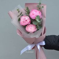 3 розовых пиона в упаковке #1079