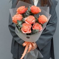 7 пионовидных роз Кахала с эвкалиптом #552