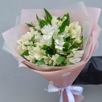 7 белых альстромерий в нежной упаковке