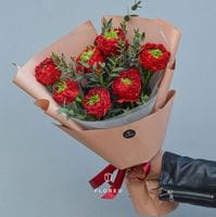 7 пионовидных роз Ред Монстр с эвкалиптом #560