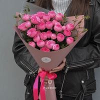 7 пионовидных кустовых роз с зеленью