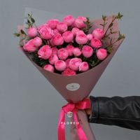 7 пионовидных кустовых роз с зеленью