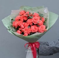 7 ярких кустовых роз с зеленью #849