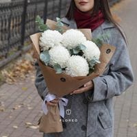 5 белых хризантем с эвкалиптом #821