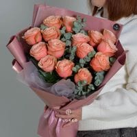 15 пионовидных роз с эвкалиптом #871