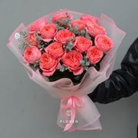 15 пионовидных роз с эвкалиптом #1109