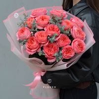 15 пионовидных роз с эвкалиптом #1109