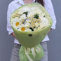 Букет c ромашками, кустовыми розами и пионом #1188