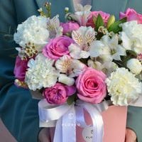 Коробка с розами и альстромериями #1201