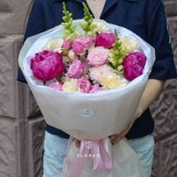 Сборный букет с пионами и кустовыми розами #1235
