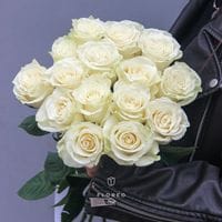 15 белых роз
