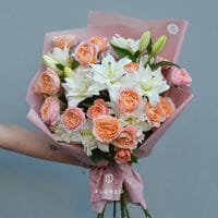 Букет с лилиями и кустовыми розами 758