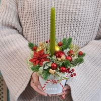 Композиция с декоративной хвоей 