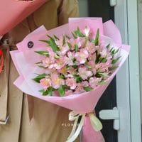 9 розовых альстромерий