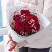 7 красных роз с гипсофилой