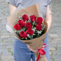 9 красных роз с эвкалиптом