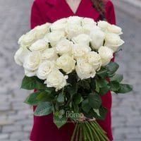 35 белых роз