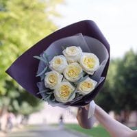 7 пионовидных роз с эвкалиптом