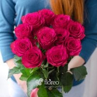 11 малиновых роз