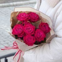7 малиновых роз в упаковке
