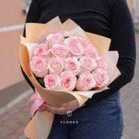 17 нежно-розовых роз в упаковке