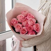 11 розовых роз в упаковке