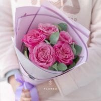 5 пионовидных роз с эвкалиптом