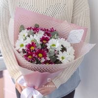 5 ромашковых кустовых хризантем микс с эвкалиптом