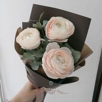 3 нежно-розовых ранункулюса с эвкалиптом