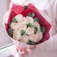 9 нежно-розовых ранункулюсов с эвкалиптом