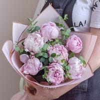 7 розовых пионов с эвкалиптом