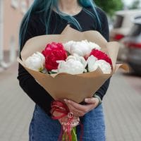 9 пионов красно-белый микс в крафте