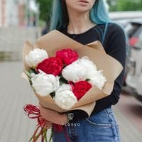 9 пионов красно-белый микс в крафте