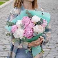 9 пионов бело-розовый микс с эвкалиптом
