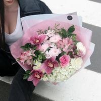 Букет с белой гортензией и орхидеей