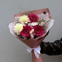 Букет с герберой и георгинами