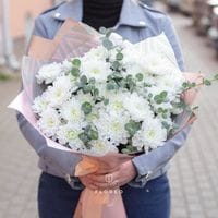 5 белых кустовых хризантем с эвкалиптом