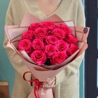 15 малиновых роз в упаковке