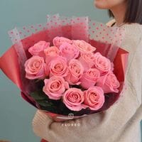 15 розовых роз в упаковке