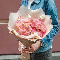 7 розовых эустом в упаковке