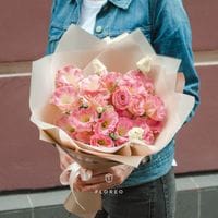 7 розовых эустом в упаковке