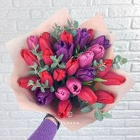 25 тюльпанов с эвкалиптом #1028