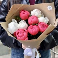 9 пионов бело-розовый микс в крафте #1122